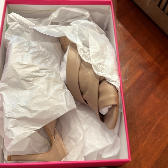 Vince Camuto heel, sz 8 style Clarstie color Nude, like new in box - Picture 4 of 8